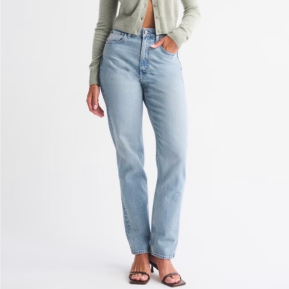 Abercrombie & Fitch Denim - Abercrombie & Fitch Curve Love Ultra High Rise 90s Straight Jean - Light Wash